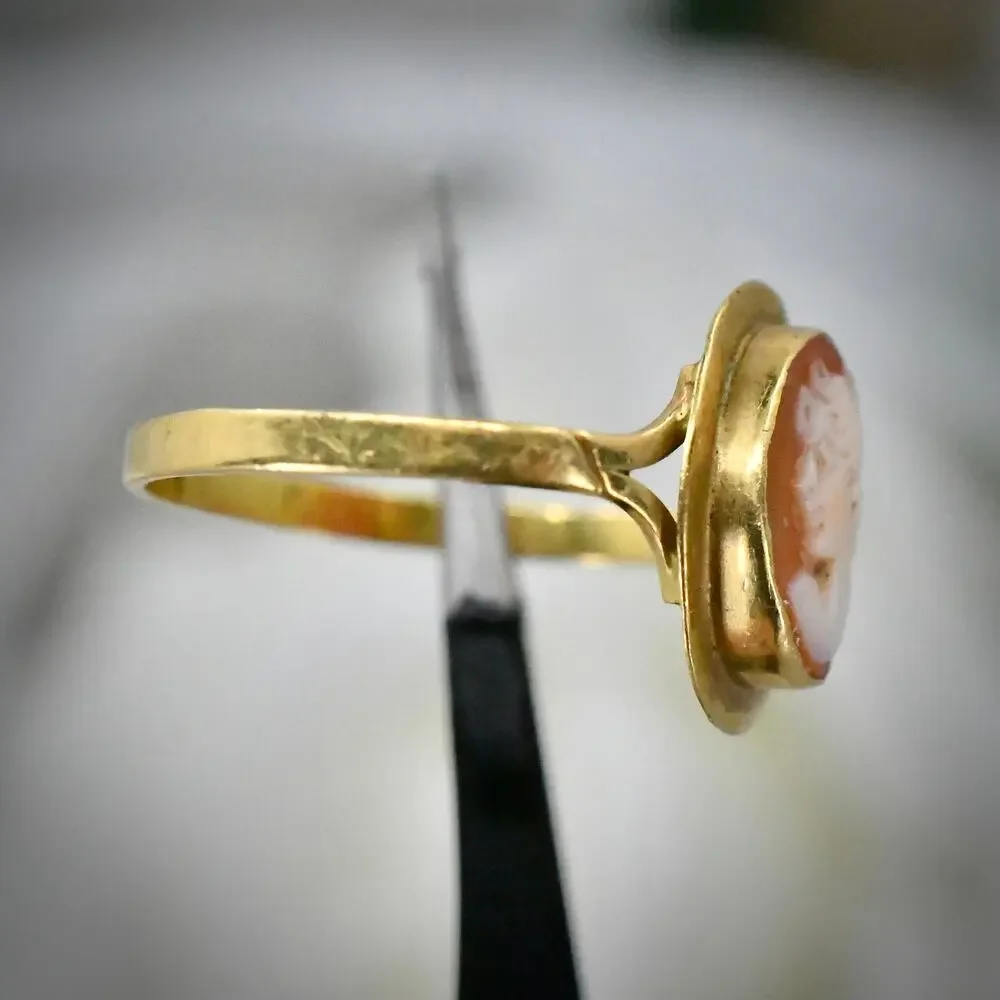 Vintage Italian 18K 750 Yellow Gold Carved Shell Cameo Ring Size 7 1.55g 13mm